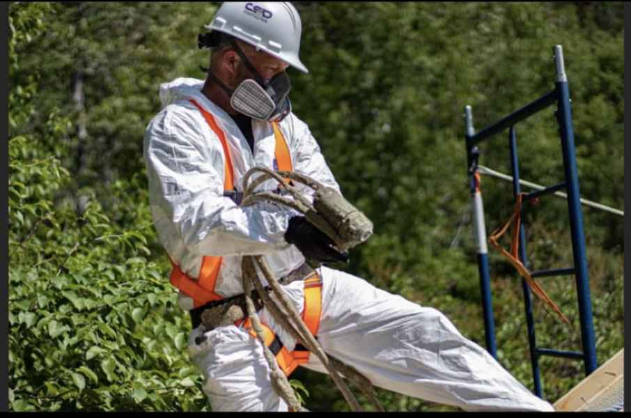Pose d’isolant polyuréthane par un technicien Isolation VIP à Québec – sécurité et efficacité sur chantier extérieur