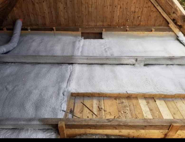 Isolation d’un entretoit avec mousse blanche – travaux résidentiels réalisés par Isolation VIP en Beauce