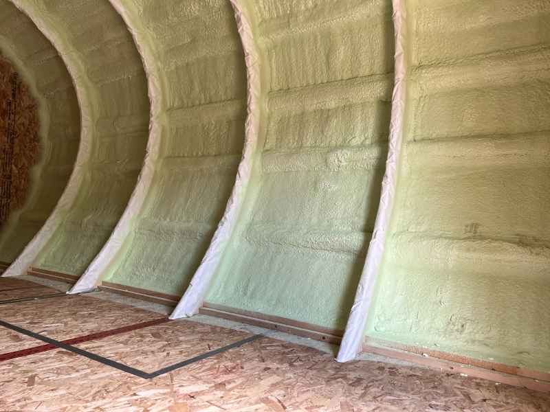 Mousse isolante pulvérisée dans une structure arrondie – chantier réalisé à Bellechasse par Isolation VIP