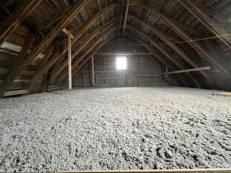 Entretoit soufflé à la cellulose – isolation écologique réalisée par Isolation VIP à Saint-Agapit
