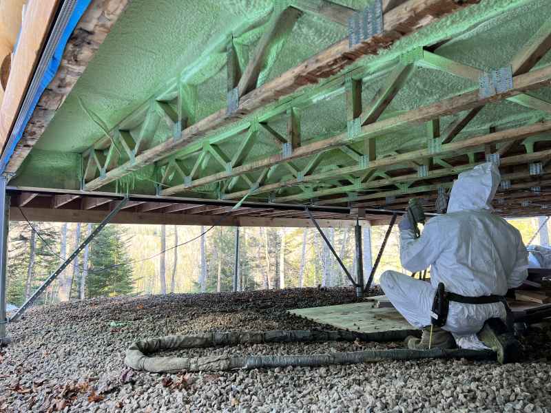 Travaux d’isolation sous un plancher – mousse uréthane projetée par Isolation VIP sur pilotis à Lotbinière