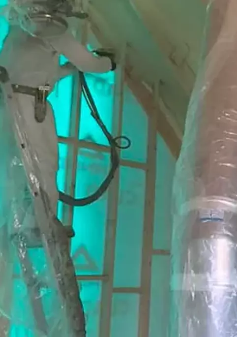 Application d'isolant au polyuréthane giclé par un expert Isolation VIP – chantier résidentiel à Bellechasse